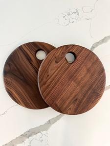 Planche à découper en bois d'acacia, design rond avec trou de suspension, épaisse et durable, idéale pour couper, servir et l'utilisation en cuisine - Product Image 2