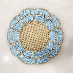 Assiette de présentation ronde en rotin naturel et raphia, tressée à la main, pour la décoration de table de mariage, d'événements et d'hôtels - Product Image 4