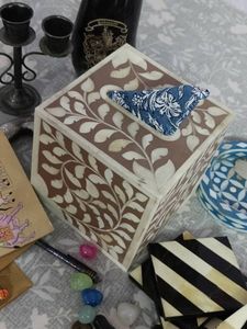 Boîte à mouchoirs décorative en résine avec incrustation d'os, artisanale, pour un style sophistiqué de bureau à domicile - Product Image 5