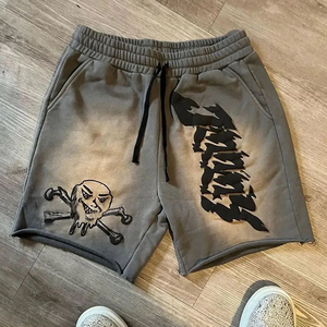 กางเกงขาสั้นผ้าฟลีซหนานุ่มทรงโอเวอร์ไซส์สำหรับผู้ชาย ลายกราฟิกกะโหลกโกธิคประดับเพชรด้านหน้า พิมพ์ลายนูน สไตล์สตรีทแวร์ ป้องกันรอยยับ - Product Image 4
