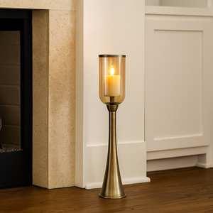 Porte-bougie sur pied en verre ambré avec base en laiton brossé, accent d'éclairage moderne et luxueux - Product Image 1