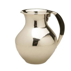 Carafe à eau en acier inoxydable poli argenté avec poignée en bois foncé contrastant – Pichet élégant et moderne pour la table - Product Image 1