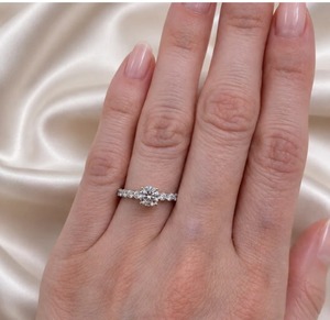 Anillo de Compromiso con Diamante Cultivado en Laboratorio de Corte Brillante Redondo de 1.10CT, Oro de 14K, Banda con Diamantes Redondos en Punta Compartida - Product Image 5
