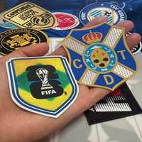 Étiquettes personnalisées en caoutchouc silicone Tatami en gros pour logo de club de football, marque de vêtements, étiquette thermocollante