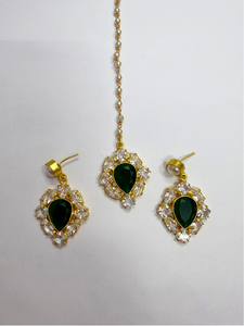 Conjunto de Joyería Clásico Hecho a Mano con Cristales de Zafiro Verde, Perlas, Pendientes Colgantes y Maangtika, Chapado en Oro de 18K, con Piedras Verdes de Madreperla - Product Image 4