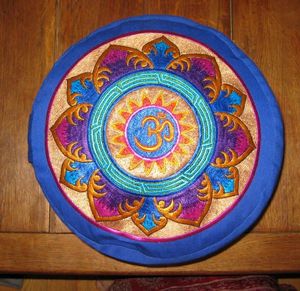 Coussin de méditation GULLSTAR YOGA INDUSTRY avec broderie du symbole Om, en toile de coton, pour la relaxation, usage adulte, respectueux de l'environnement - Product Image 1