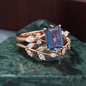 Anillo de Compromiso con Alejandrita de Corte Esmeralda, Anillo de Boda Vintage de Oro Rosa con Moissanita - Product Image 3