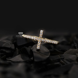 Dernier design, bague croix en or jaune avec diamants naturels taille brillant rond, bijoux religieux unisexe - Product Image 1