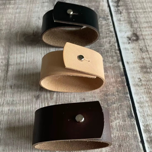 Elegantes servilleteros de cuero hechos a mano para decoración de mesa de comedor, fiestas de aniversario y ocasiones especiales. - Product Image 1
