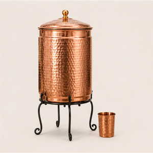 Distributeur d'eau artisanal en cuivre martelé pur avec support et verre, bienfaits ayurvédiques pour la santé, pour la décoration de la maison et du bureau - Product Image 3