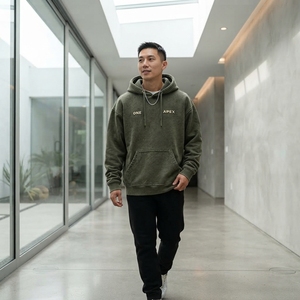 Sudadera con Capucha Personalizada Verde Oliva Texturizada para Hombre, Sudadera con Bolsillo Canguro y Logotipo en el Pecho, Estilo Urbano - Product Image 5