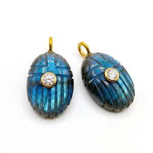 Pendentif Scarabée en Labradorite Éclatante avec Incrustation de Zircon et Pierres Précieuses Sculptées, Plaqué Or 18 carats, Vente en Gros à Prix Avantageux - Product Image 1