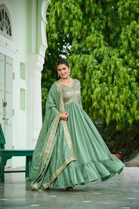 Nouvelles collections de robes Anarkali et de saris indiens ethniques de créateurs, richement brodés et ornés de fils, à prix bas, pour les mariages. - Product Image 5