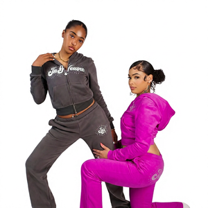Conjunto de Sudadera con Capucha Premium para Mujer, con Pantalones Deportivos de Pierna Recta y Tela de Felpa Ligera - Product Image 3