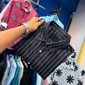 เสื้อเชิ้ตผู้ชายพิมพ์ลายโพลีเอสเตอร์ติดกระดุม ยกเลิกออเดอร์ สินค้าส่วนเกินจากบังกลาเทศ RMG  สต็อกล็อต  ขั้นต่ำในการสั่งซื้อน้อย พร้อมส่ง ขายส่งแบบยกกระสอบ - Product Image 1