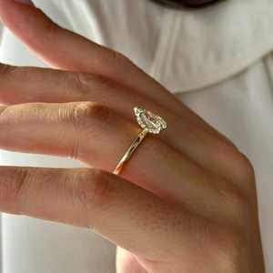 Bague de fiançailles unique avec diamant de laboratoire en forme de poire de 2 carats, sertie de griffes, or jaune 14 carats, certifiée IGI - Product Image 4