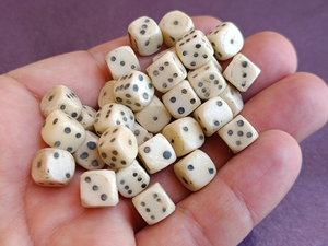 Dés de jeu en os et en corne, dés à six faces en os de buffle et de chameau, artisanat naturel - Product Image 1