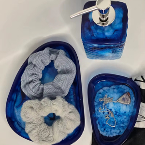ชุดอุปกรณ์ห้องน้ำเรซิ่นรักษ์โลกสีน้ำเงินเข้มลายวน วาดด้วยมือ พร้อมถาดวางสบู่และอุปกรณ์อื่นๆ ของตกแต่งบ้านสไตล์แฮนด์เมด - Product Image 1