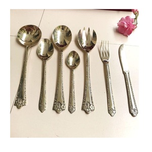 Ensemble de couverts de luxe légers, embossés, en laiton doré poli, avec poignée décorée - Product Image 3