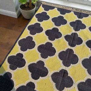 Tapis Dhurrie artisanal moderne en fil PET tissé plat, motif géométrique treillis jaune et bleu marine - Product Image 2