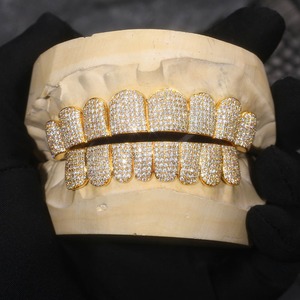 Lot de Grillz Hip Hop de Luxe en Argent 925 avec Diamants Moissanite et Conception de Moule Personnalisé pour Vente en Gros - Product Image 1