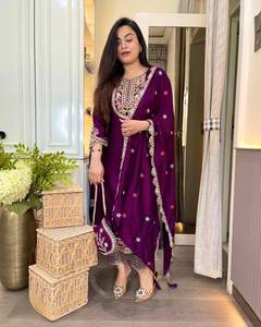 Ensemble Kurta et pantalon pour femme, brodé violet, style traditionnel indien pakistanais, coupe ample, longueur au sol, en coton, tenue de mariage - Product Image 1
