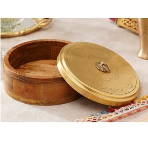 Recipiente Redondo de Madera para Guardar Roti con Tapa Esmaltada y Acabado Dorado, Contenedor de Alimentos, Olla de Madera para Servir Chapati - Product Image 1