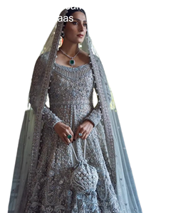 Vestido de novia pakistaní premium, color gris plateado brillante, largo hasta el suelo, con un amplio vuelo y detalles metálicos intrincados. - Product Image 3