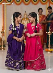 Magnifique ensemble de lehenga, blouse et dupatta en soie Sindhore aux couleurs éclatantes, avec broderies, pour enfants - Fournisseur d'Inde - Product Image 5