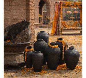 Ensemble de pots noirs classiques traditionnels en terre cuite, décor rustique pour entrée et allée de mariage, urnes décoratives de qualité export premium - Product Image 2