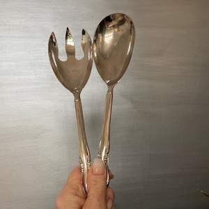 Elegante Juego de Servidores de Ensalada de Metal en Tono Plateado Contemporáneo para Decoración Moderna de Comedor y Necesidades Diarias de Servicio en la Cocina - Product Image 4