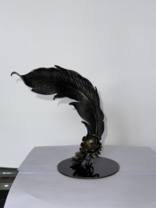 Escultura de Pluma de Hierro Forjado con Base de Flor de Bronce, Decoración para el Hogar, Arte, Artesanía, Adorno Fundido, Rosa Eterna, Aniversario - Product Image 2