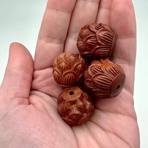 ลูกประคำไม้กระถินแกะสลักด้วยมือ - ลายดอกบัว ขายส่งจากอินเดีย - Product Image 1