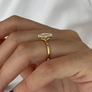 Bague de fiançailles avec diamant ovale de 2,5 carats, E VVS2, cultivé en laboratoire, sertie de pierres, or jaune 14 carats, bague solitaire unique, certifiée IGI - Product Image 2