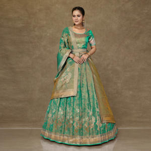 ชุดเลเฮนกาโชลีผ้าไหมแจ็คการ์ดสุดหรู พร้อมลวดลายดอกไม้ทอประณีต ตกแต่งขอบอย่างอลังการ ทรงกระโปรงบานใหญ่ เหมาะสำหรับงานแต่งงานแบบดั้งเดิมและงานเฉลิมฉลอง - Product Image 2