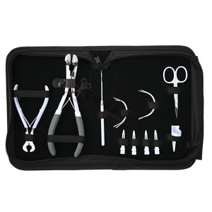 Kit d'outils pour extensions capillaires : Pince à bandes adhésives, Coupe-keratine, Crochet de tirage, Aiguilles courbes, Ciseaux à fil, Pinces de coiffage et Protège-doigts - Product Image 6