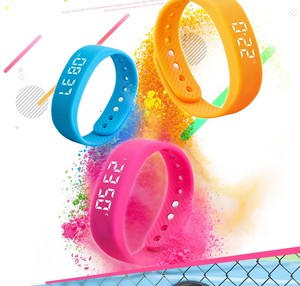Montre bracelet numérique en silicone orange, écran tactile LED, bracelet de sport pour étudiants - Product Image 2
