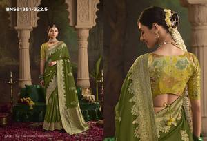 Collection Premium de Saris en Soie Crêpe Dola avec Tissage Intégral, Bordure Large et Pallu Tissé - Collection Femme - Product Image 5