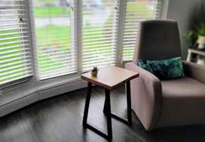 Mesa Auxiliar Moderna de Madera Sólida con Acabado Natural y Patas Metálicas para Decoración de Interiores Contemporáneos - Product Image 4