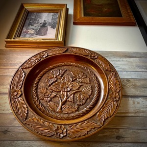 Plateau en bois gravé de style vintage, idéal pour offrir en cadeau, pour l'accueil des invités, la présentation et comme vaisselle décorative élégante - Product Image 2