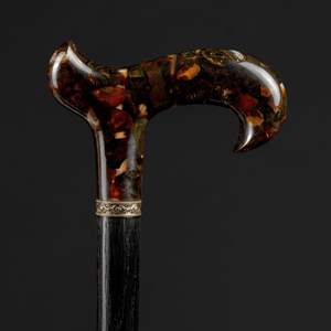 Bâton de marche en résine et bois, conçu pour la sécurité et le style, offre une prise confortable et une maintien sûr. - Product Image 3