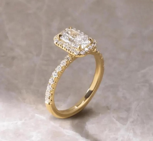 Bague de fiançailles personnalisable vintage en or jaune 18 carats avec diamant de laboratoire taille radiant de 1,50 carat, clarté VS1, couleur F, halo et diamants latéraux - Product Image 2