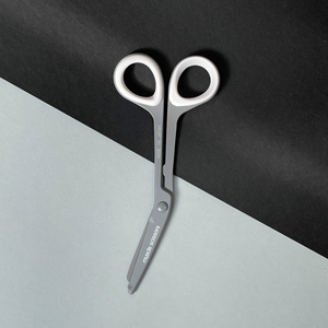 Ciseaux à ruban adhésif M TAPE, lame en acier inoxydable, manche noir, fabriqués au Japon, pour la découpe de ruban kinesiologique - Product Image 2