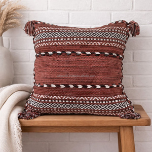 Cojín Decorativo con Rayas Étnicas Marrones, Funda de Cojín Boho Geométrica con Detalle de Borlas, Adorno Decorativo Tejido Estilo Rústico y Campestre - Product Image 3