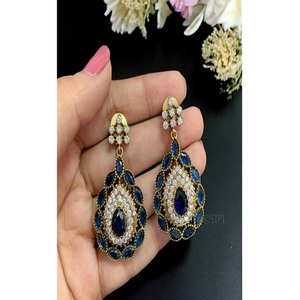 Magnifiques boucles d'oreilles pendantes en laiton plaqué or de qualité supérieure avec moissanite pour femmes et jeunes filles – Collection tendance pour soirées - Product Image 1