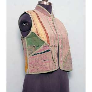 Gilet Kantha en coton vintage fait main pour femmes, veste courte matelassée pour la saison d'automne, veste Kantha courte vintage pour femmes - Product Image 4