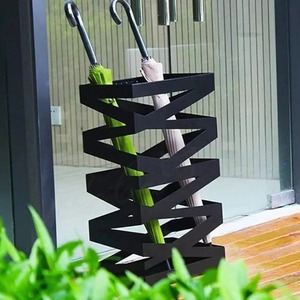 Porte-parapluie moderne en métal en zigzag, couleur personnalisable, pour usage polyvalent, range les bâtons ou les articles roulés et garde les parapluies bien rangés - Product Image 6