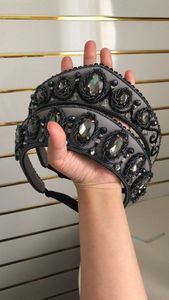 Diadema de terciopelo verde con cadena plateada y corona puntiaguda, accesorio para el cabello hecho a mano para mujer, ideal para bodas y fiestas. - Product Image 2