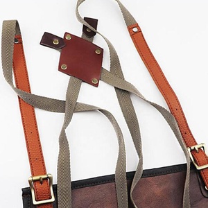 Tablier de barbier réglable en nylon imperméable avec plusieurs poches, personnalisable pour coiffeurs et barbiers - Product Image 4