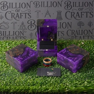 Caja de Joyería de Madera y Resina Epoxi Hecha a Mano para Presentación de Anillos de Compromiso y Matrimonio - Product Image 1